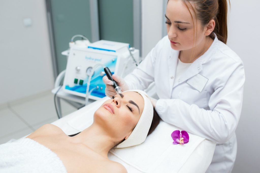 doctor-cosmetologist makes the procedure Microdermabrasion of the facial skin
