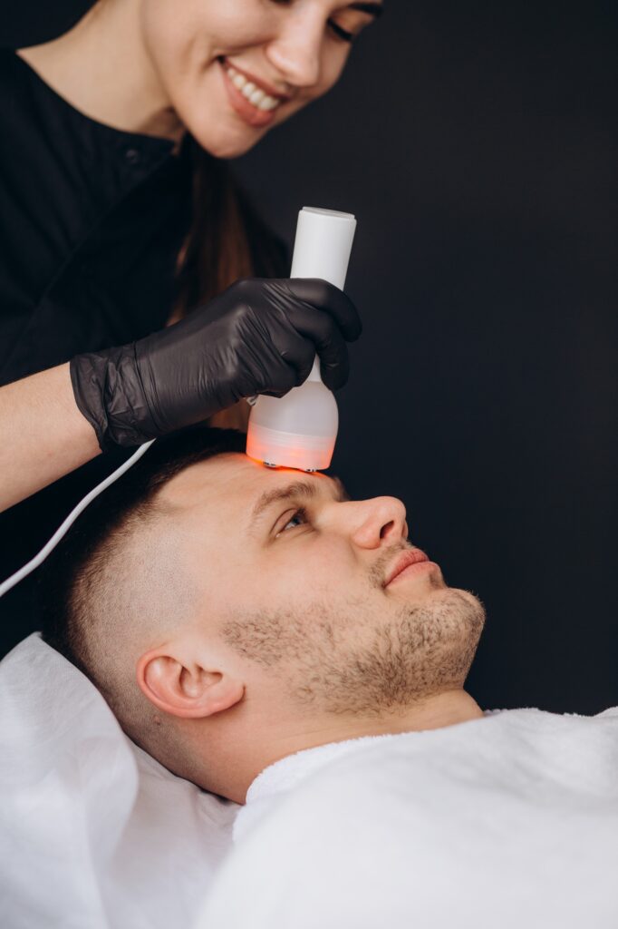 Jeune femme ayant recours à la chromothérapie pour le rajeunissement de la peau du visage