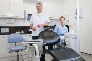 Dentist administering botulinum toxin injection during AMEQ training in Montreal