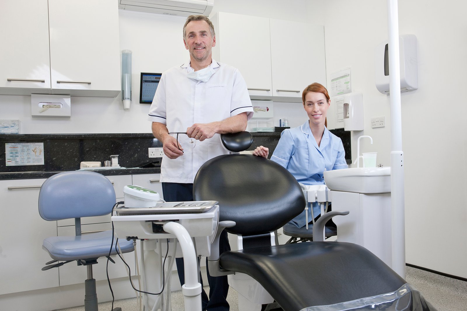 Dentist administering botulinum toxin injection during AMEQ training in Montreal