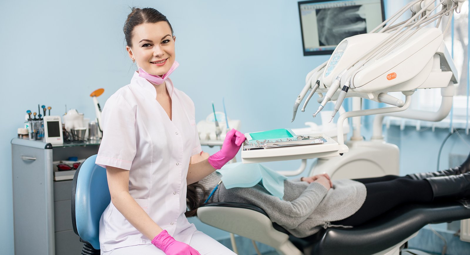 From TMJ Treatment to Facial Aesthetics: Why Quebec Dentists Have the Perfect Foundation Montreal dentists practicing Botox injection techniques during hands-on training session at AMEQ Academy with professional supervision