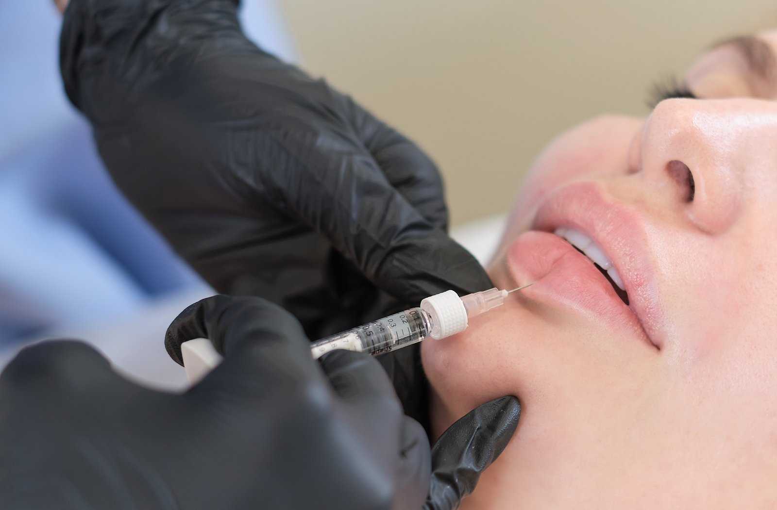 Navigating ODQ Regulations: Your Complete Guide to Aesthetic Medicine Compliance for Quebec Dentists Dentist performing injection on live model during hands-on training