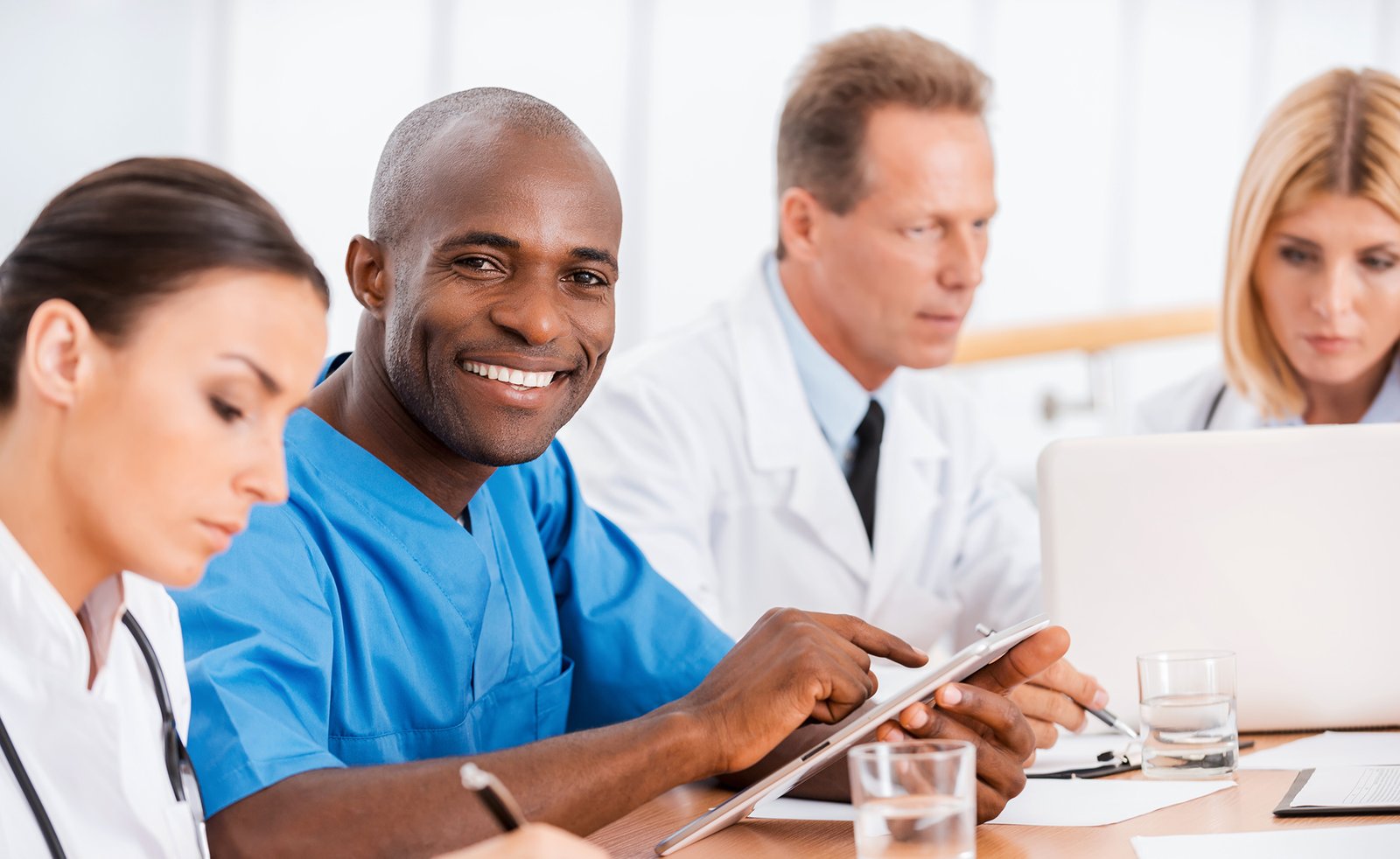 Navigating ODQ Regulations: Your Complete Guide to Aesthetic Medicine Compliance for Quebec Dentists Dentist discussing Botox treatment risks and benefits with patient