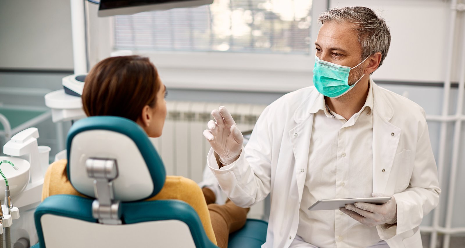 Navigating ODQ Regulations: Your Complete Guide to Aesthetic Medicine Compliance for Quebec Dentists Dentist discussing Botox treatment risks and benefits with patient