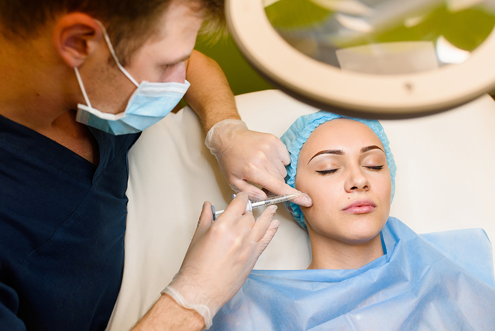 professionnel de la santé autorisé passant en revue les prérequis d’une formation avancée en injectables à l’Académie AMEQ à Montréal
